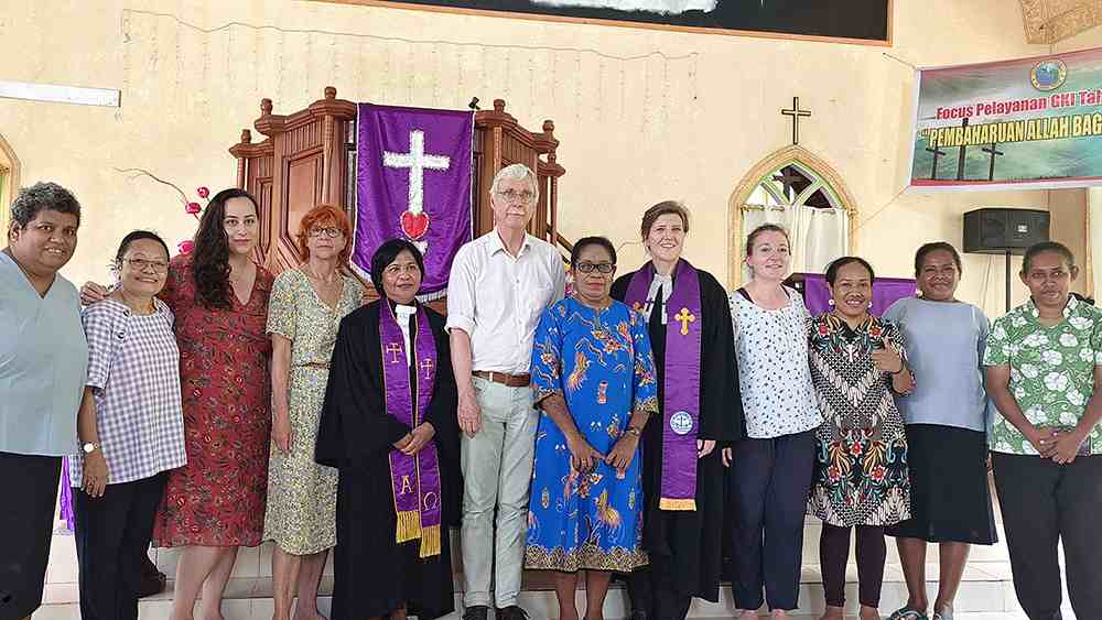 Partnerinnen und Partner aus dem Partnerschafts- und dem Menschenrechtsbüro, aus Kirchenkreis und Gemeinde mit den deutschen Gästen bei einem Gottesdienst in der Gemeinde Yenbuba.