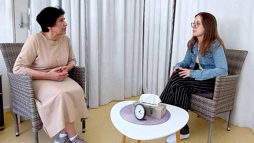 Sprachmittlerin und Afghanistan-Expertin Maliko Ghoriani (links) im Gespräch mit Psychotherapeutin Carina Heyde.
