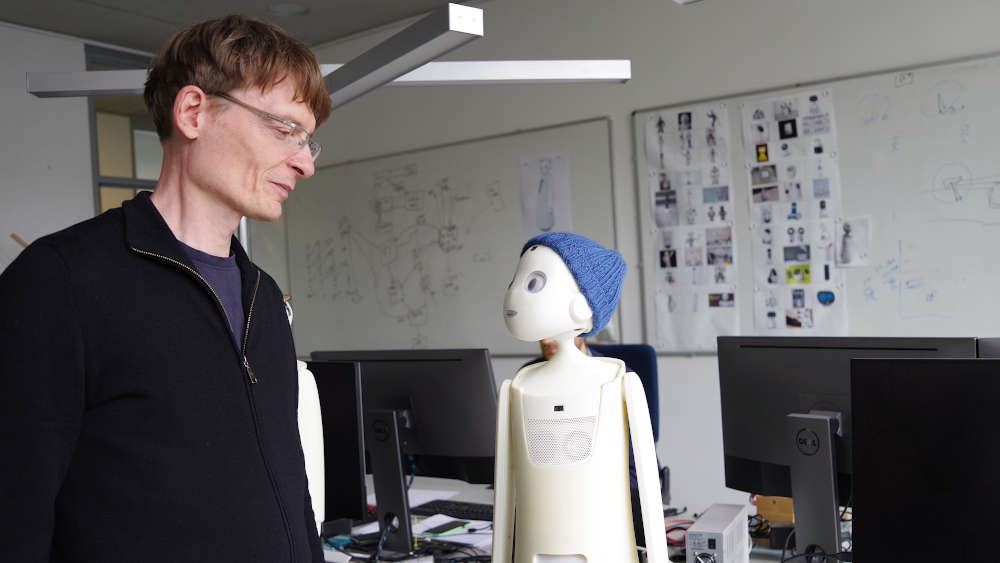 Firmengründer Claude Toussaint und Roboter Navel im Büro des Münchener Startup-Unternehmens Navel Robotics