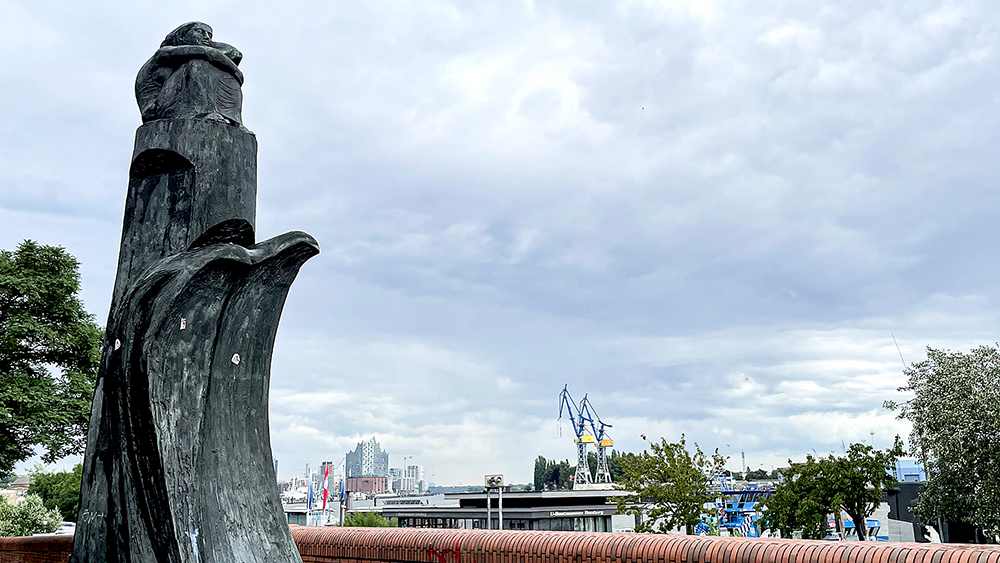 Die Madonna der Seefahrt oberhalb des Fischmarktes in Hamburg ist ein Denkmal für Seeleute.