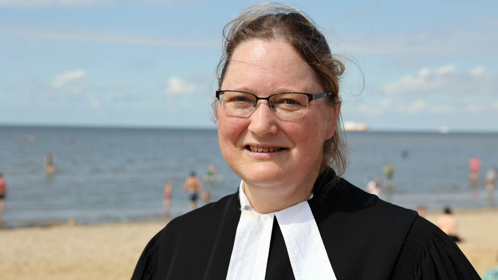 Urlauberpastorin Maike Selmayr an ihrem „Heimatstrand“ von Duhnen
