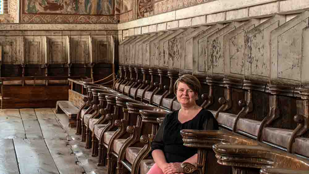 Simone Dannenfeld im Chorgestühl des Klosters Wienhausen bei Celle