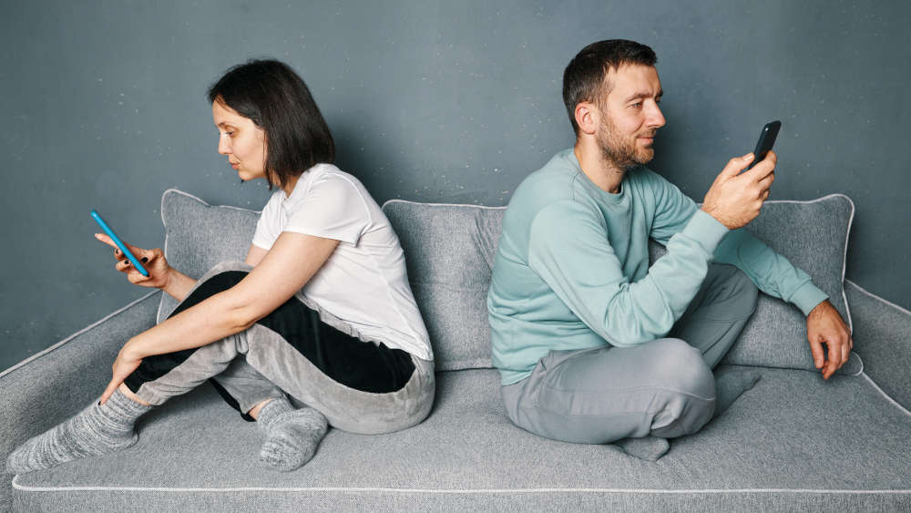 Wer regelmäßig zum Smartphone greift, gefährdet nach Einschätzung von Psychologin Anne Milek seine Beziehung