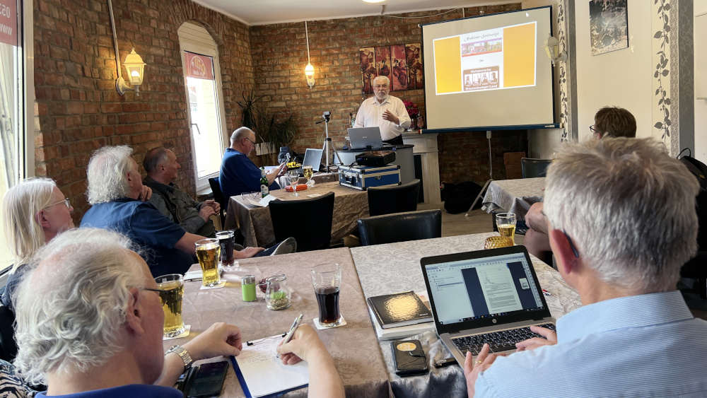Sozialdiakon Paul Koch (stehend) informiert im Gasthaus im niedersächsischen Schöppenstedt beim „Strahlenschutz-Stammtisch“ über die Internetseite „Nuklearseelsorge“
