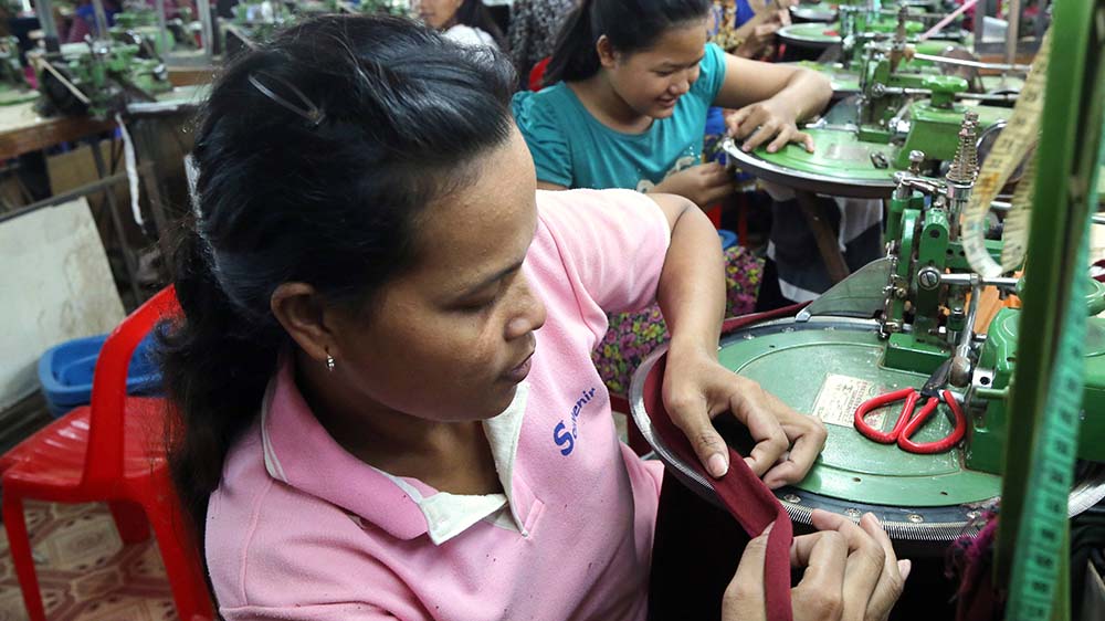 Näherinnen wie hier in Kambodscha arbeiten oftmals für einen Hungerlohn