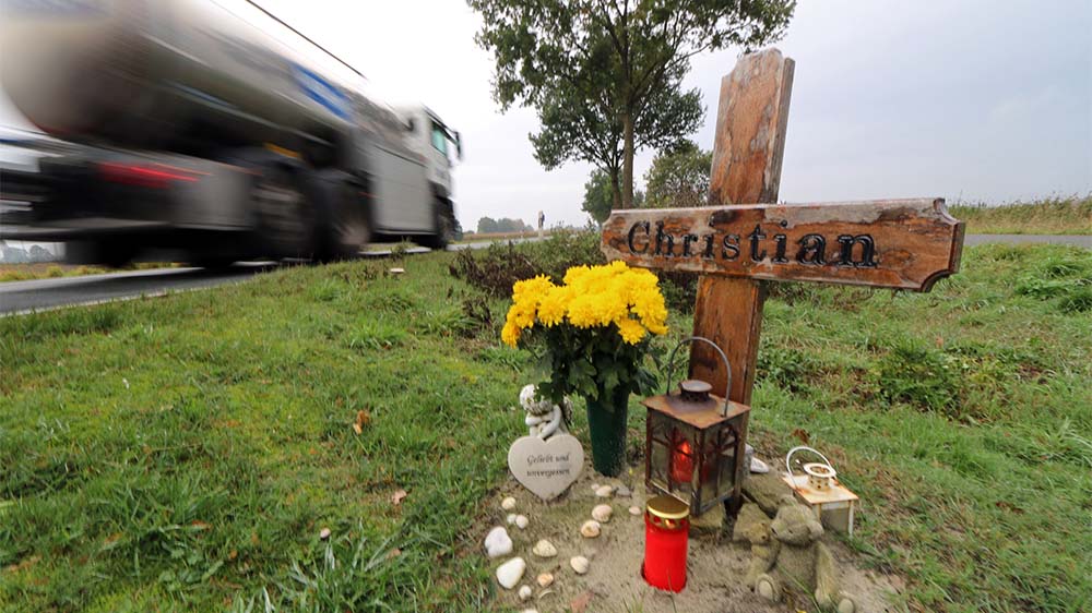 Für Angehörige ist ein Unfallkreuz oft ein tröstlicher Ort der Erinnerung