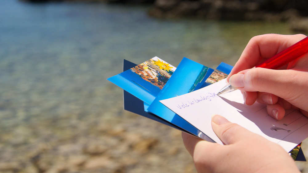 Etwa jeder zweite Urlaubsgruß kommt einer Umfrage des Digitalverbands Bitkom zufolge weiterhin per Post