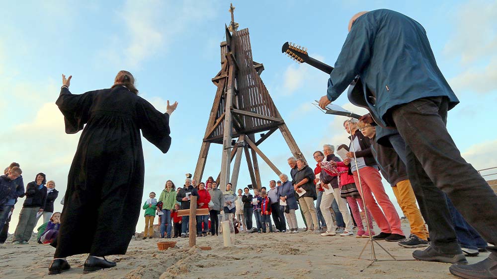 Die Urlauberseelsorge ist für die Menschen vor Ort da - wie hier bei einer Strandandacht in Cuxhaven