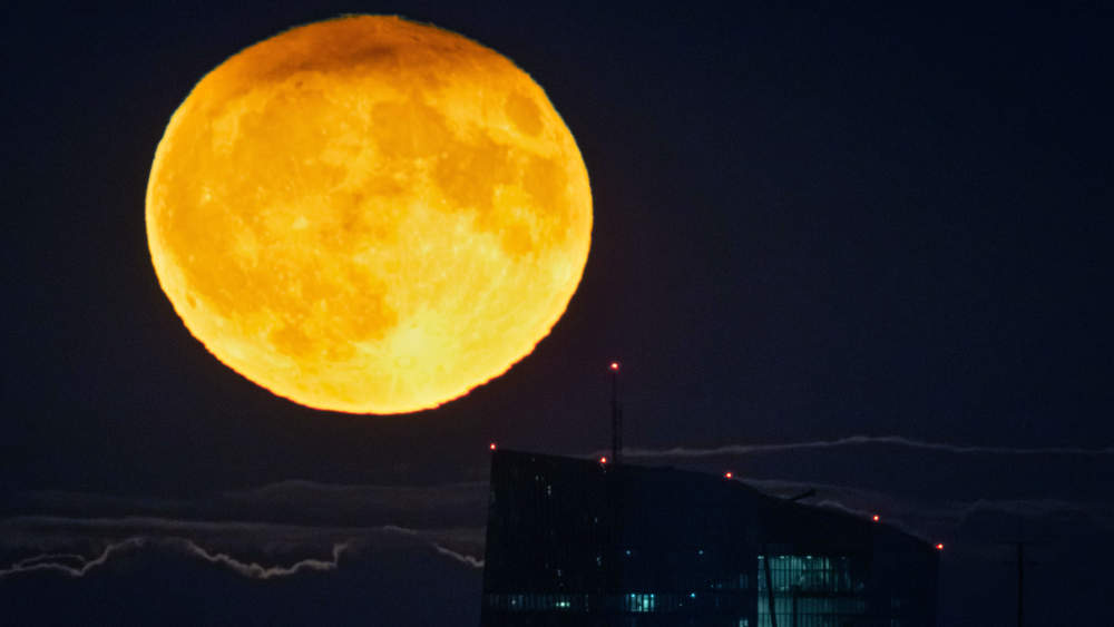 Der Vollmond zieht an der Europäischen Zentralbank (EZB) in Frankfurt am Main vorbei (Archivbild)
