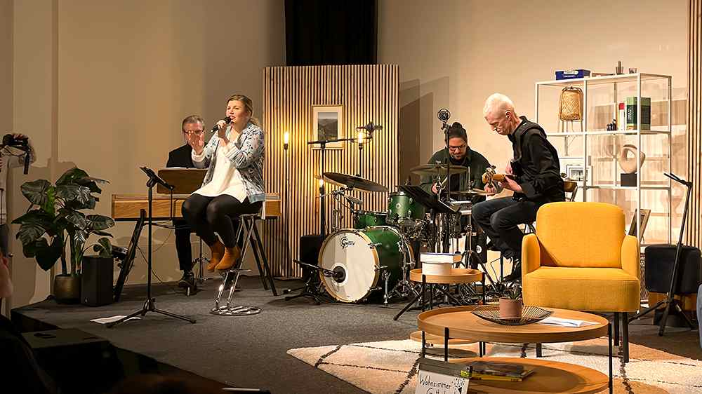 Image - Hier feiert eine Gemeinde Gottesdienst im Wohnzimmer