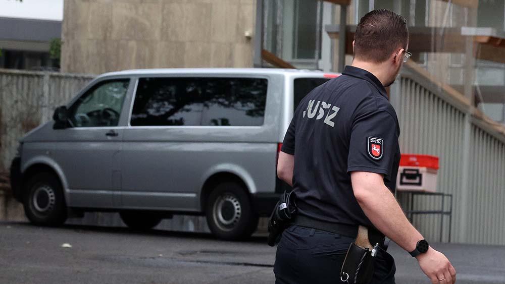 In diesem Van wird der angeklagte 14-Jährige zum Landgericht Hannover gebracht