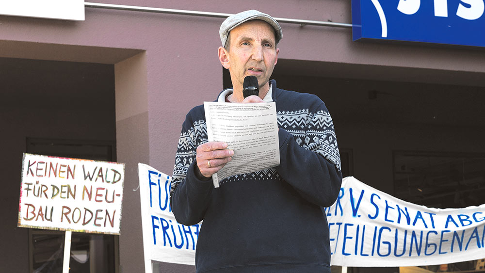 Wolfgang Mochmann von der Kirchengemeinde Berlin-Buch protestiert