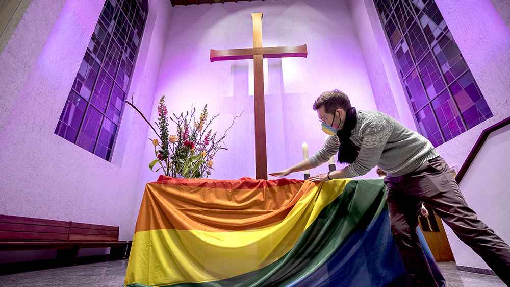 Die Regenbogenfahne ist zum Symbol der queeren Gemeinschaft geworden – wie hier in der evangelischen City Kirche Konkordien in Mannheim, wo sie für einen  Segnungsgottesdienst als Altartuch verwendet wurde.
