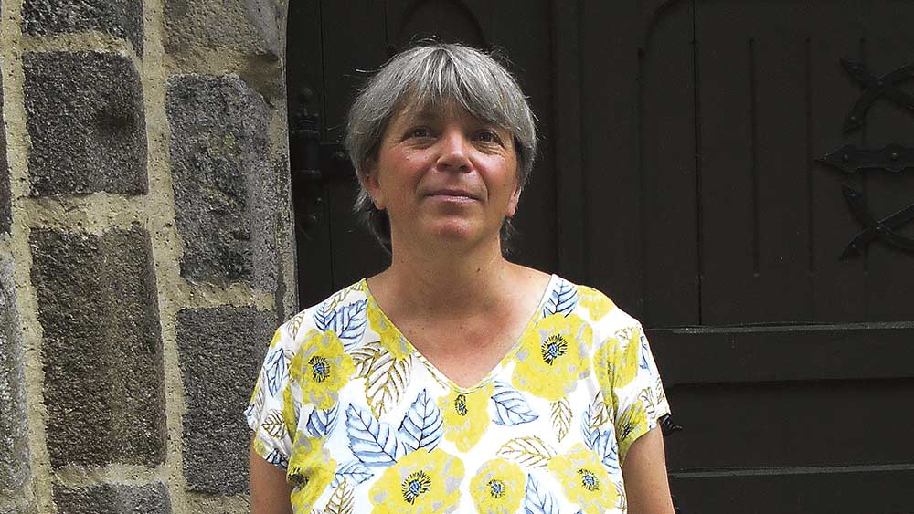 Pfarrerin Christiane Richter vor der Kirche