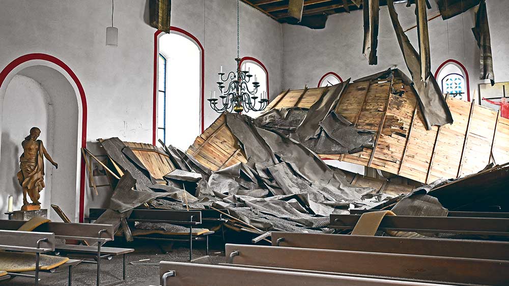 Teile des herabgestürzten Daches in der Grüneberger Dorfkirche