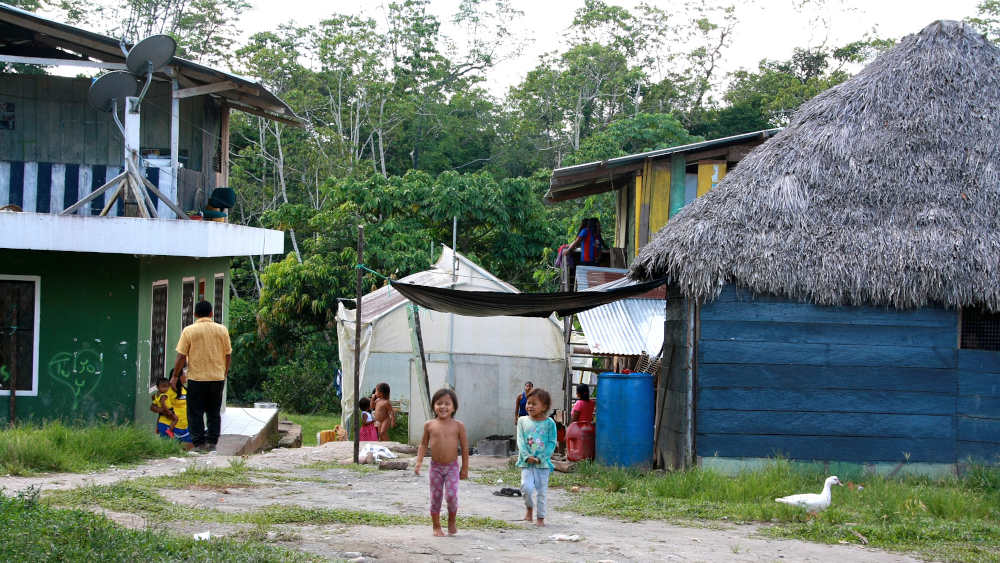 Eine indigene Waorani-Gemeinde im Yasuní Nationalpark, im Förderblock Nummer 16 (Foto vom 19.11.2014). Rund 200 Menschen leben in Llanchama am Ufer des Tiputini-Flusses im Herzen des Nationalparks Yasuní. Etwa 20 Prozent ihres 27.000 Hektar großen Territoriums liegt in dem Gebiet, das die Regierung ursprünglich unberührt lassen wollte