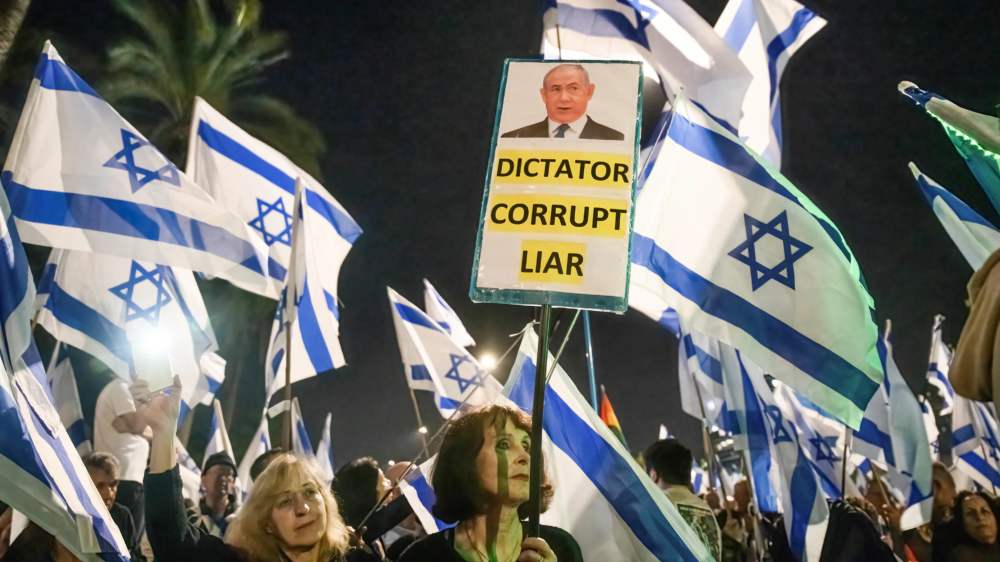 Demonstranten in Netanya, Israel, protestieren gegen ihren in Korruptionsprozessen verstrickten Ministerpräsidenten