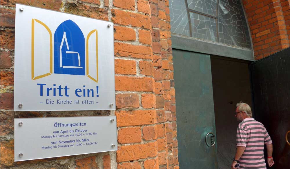 offene Kirchentür St.Marien Rendsburg