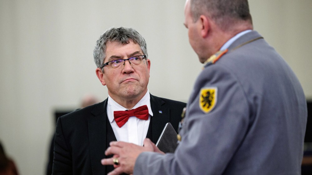 Friedrich Kramer (l.), Landesbischof und Friedensbeauftragter der EKD und der Generalmajor des Heeres der Bundeswehr Ruprecht von Butler