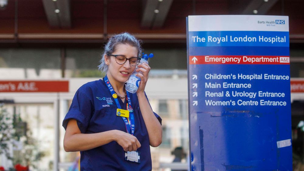 Kurz abkühlen – Eine Londoner Krankenschwester macht Pause