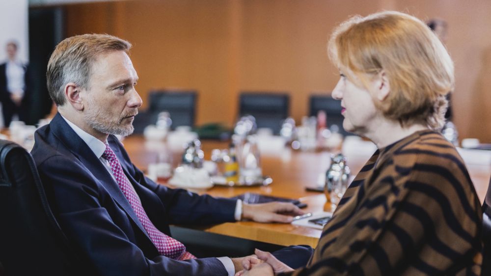 Familienministerin Paus (re.) konnte sich bislang nicht mit Finanzminister Lindner (li.) auf einen Finanzbedarf einigen