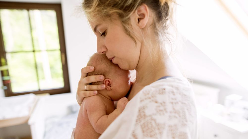 Die fehlende Freude über das Baby kann eine psychische Belastung für Mütter sein