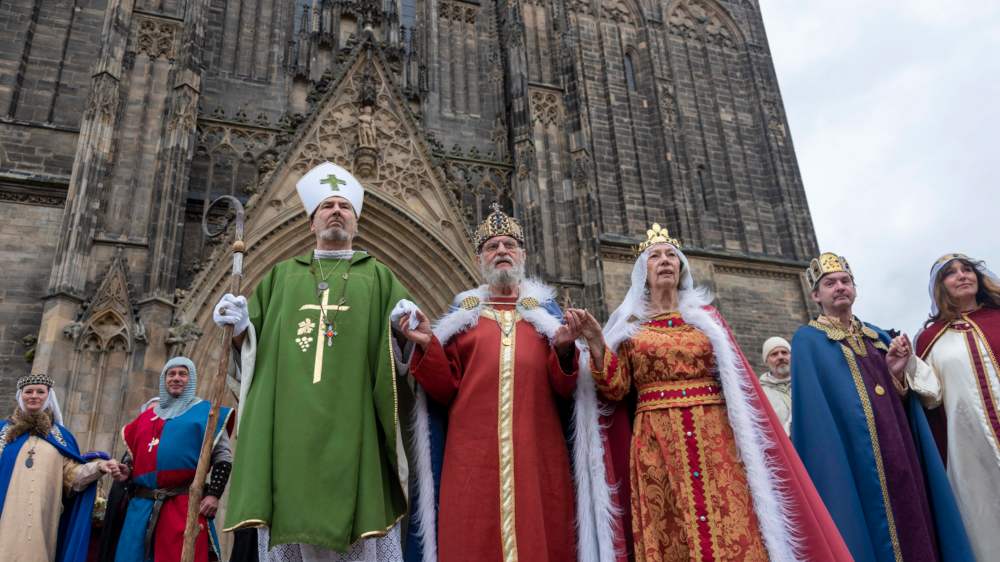 Inszenierung von Otto dem Großen zu seinem Todestag vor dem Magdeburger Dom