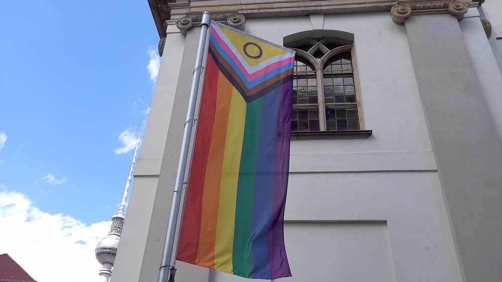 Regenbogenfahne Parochialkirche Berlin-Stadtmitte
