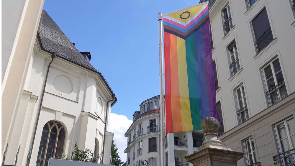 Regenbogenfahne vor Kirche