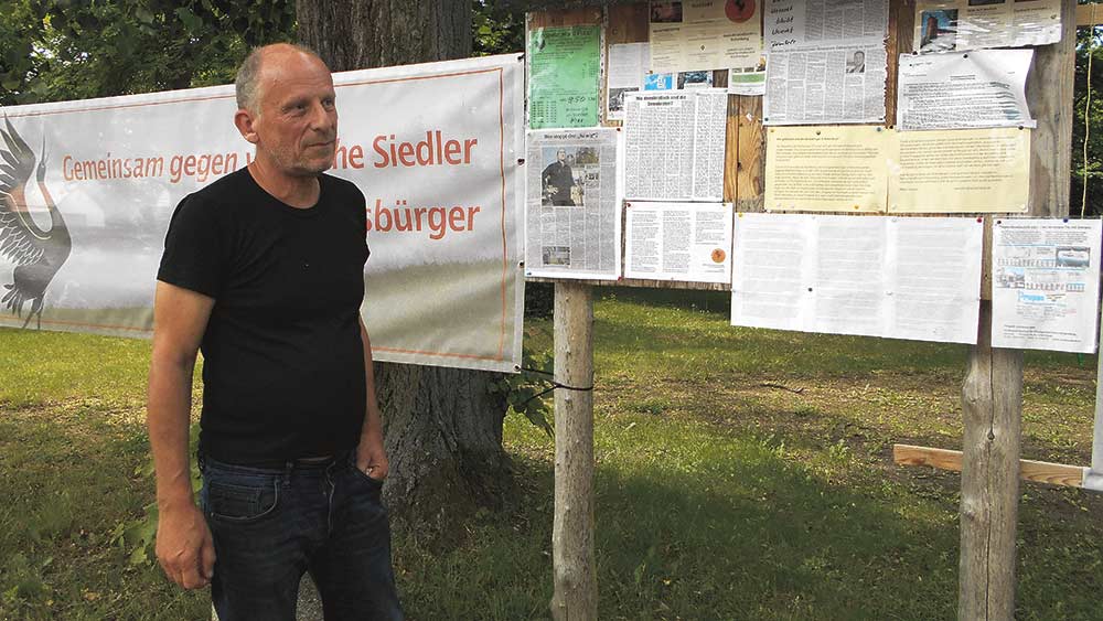 Martin Hansen zeigt das Schwarze Brett vor der Kirche in Rutenberg