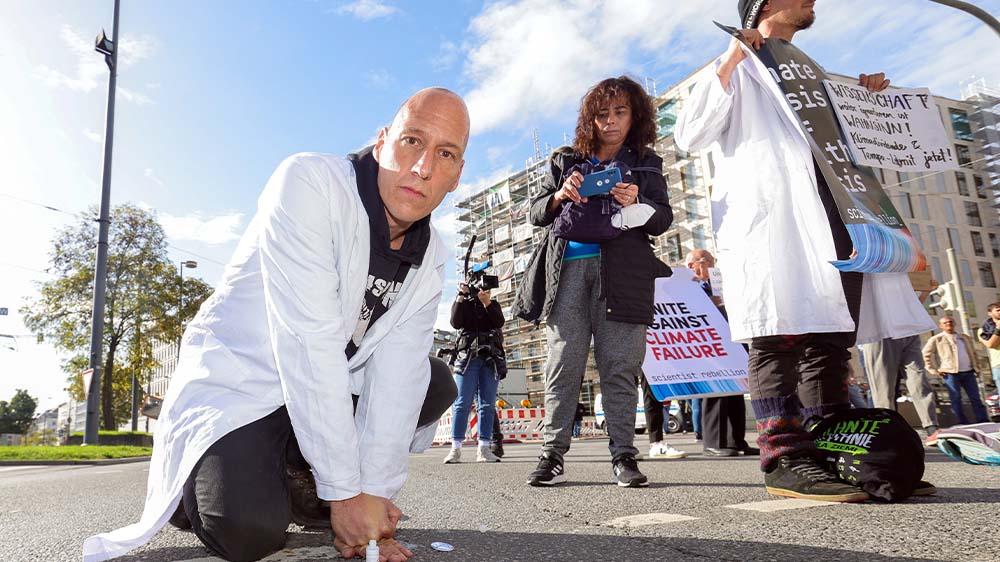 Klimaaktivisten von der Initiative „Scientist Rebellion“ gehen gegen ein Urteil des Amtsgerichts München in Revision. Hier ist die Gruppe bei einer ihrer Aktionen in München zu sehen