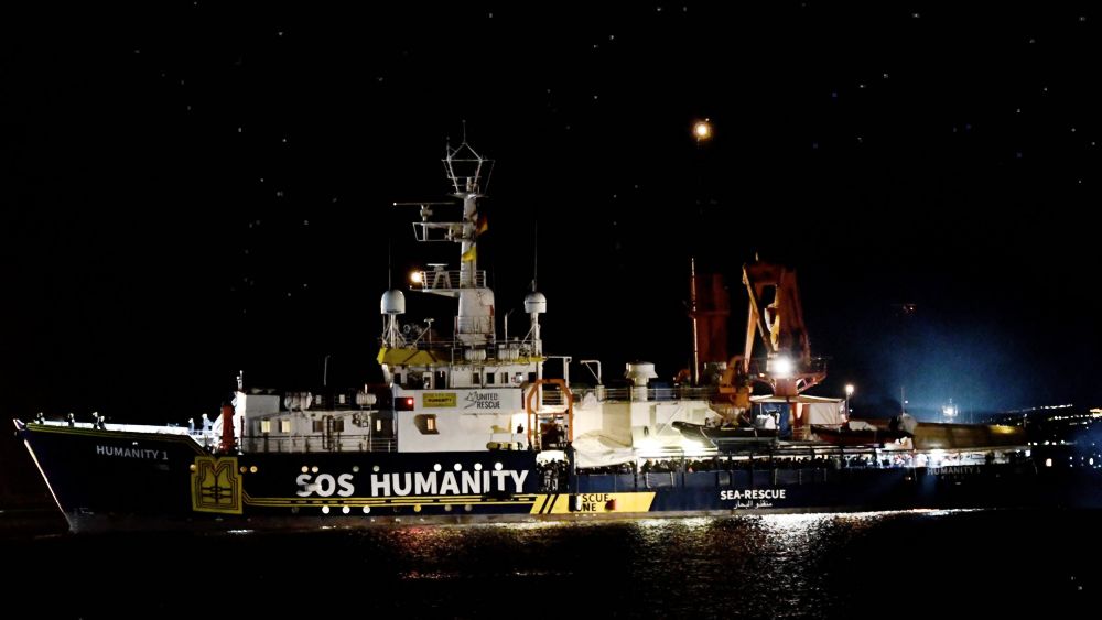Die deutsche Seenotrettungsorganisation SOS Humanity ist mir ihrem Schiff „Humanity 1“ im Mittelmeer im Einsatz