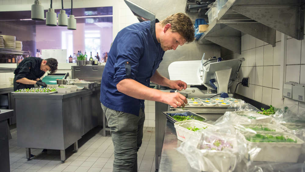 Marius Ries, Koch und Inhaber des Restaurant Canova, ist einer der Köche, die das Gemüse und die Kräuter von Marko Seibold zu schätzen wissen