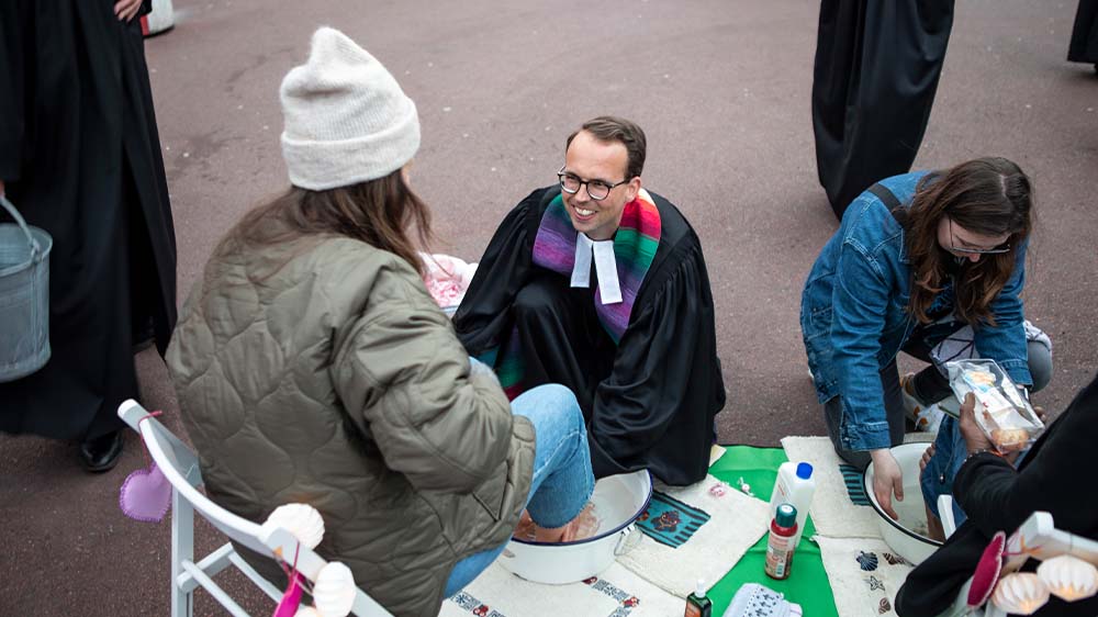 Pastor Fabio Fried von der Initiative St. moment im Gespraech bei der Fusswaschung auf der Reeperbahn (Foto vom 14.04.2022)