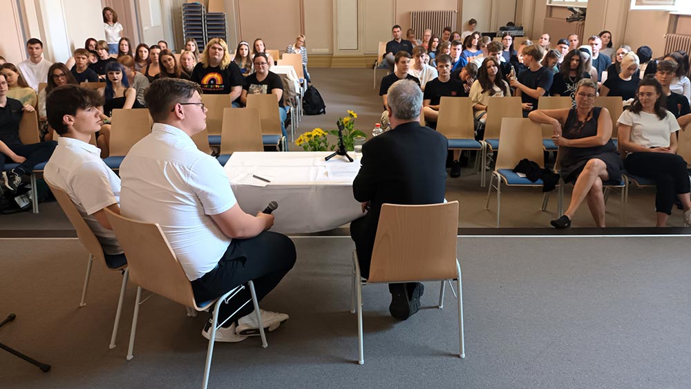 Auskunftsbereit in kritischer Talkrunde: Bischof Stäblein (rechts, von hinten)