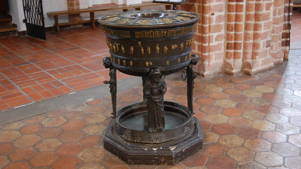 Der Taufstein ist aus dem Jahr 1398