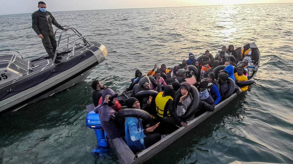 Ein Migranten-Boot wird von der tunesischen Küstenwache gestoppt