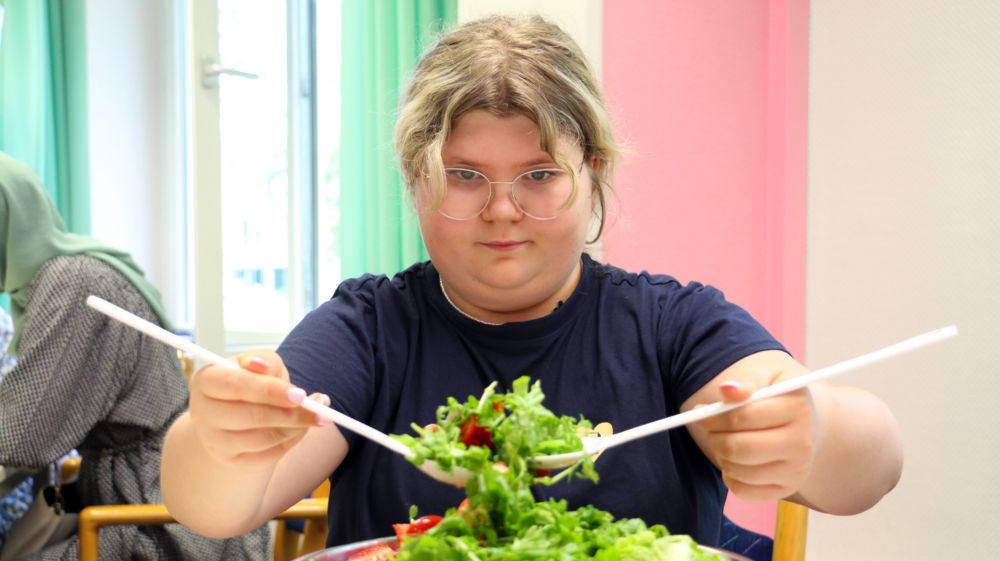 Die 13-jährige Anastasia mischt einen Romana-Salat im Diakonie-Krankenhaus in Bremen