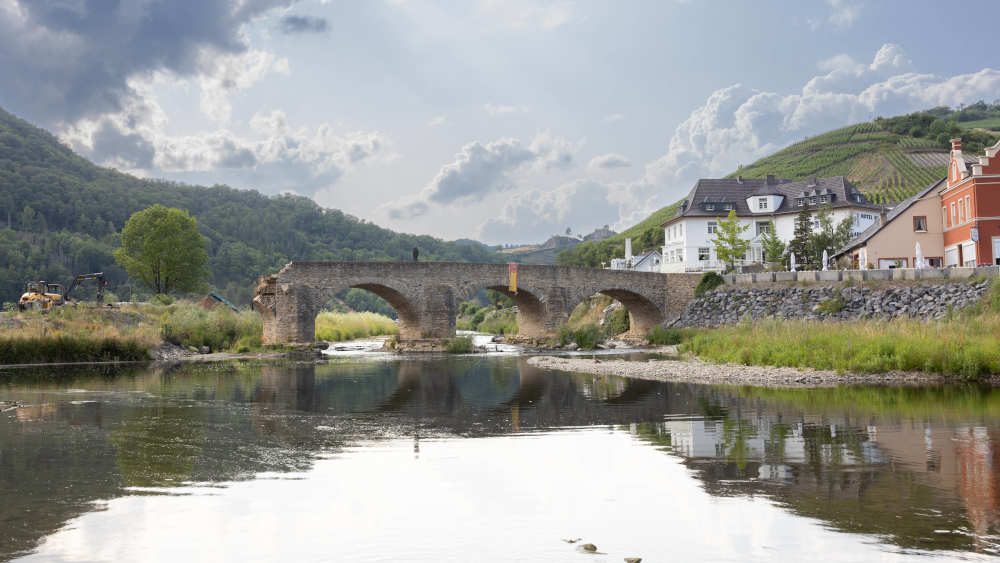Die beschädigte Nepomukbrücke in Rech. Um einen bevorstehenden Abriss gehen die Meinungen auseinander - Etwa zwei Jahre nach der Flutkatastrophe im Juli 2021 befindet sich die Region weiterhin im Wiederaufbau