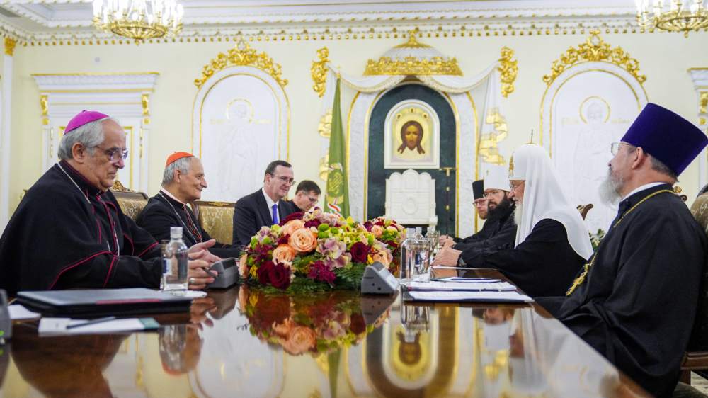 Der päpstliche Sondergesandte, Kardinal Matteo Zuppi (2.v.l.), in einem Meeting Ende Juni mit Kyrill I. (2.v.r.), Vorsteher der Russisch-Orthodoxen Kirche 