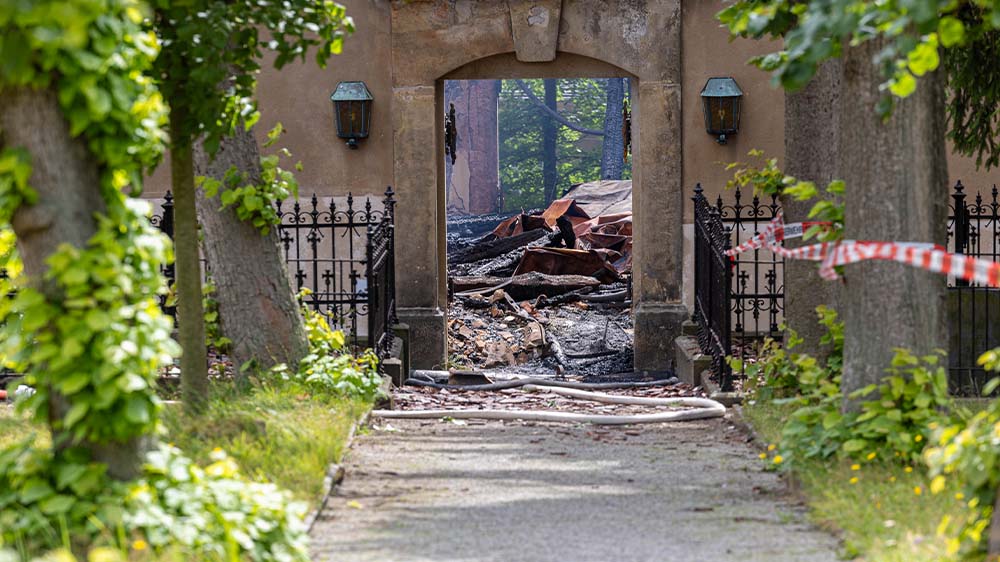 Die evangelische Kirche Großröhrsdorf ist nach dem Brand fast vollständig zerstört 
