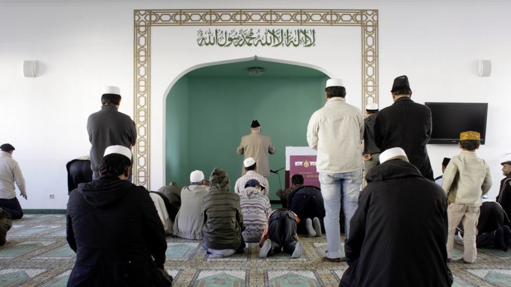 Freitagsgebet in der Khadija Moschee der muslimischen Gemeinde Ahmadiyya in Berlin-Heinersdorf