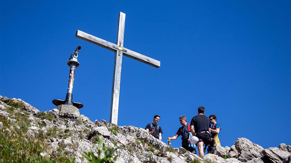 Derzeit gibt es eine Debatte in Medien sowie Politik über christliche Symbole auf Gipfeln
