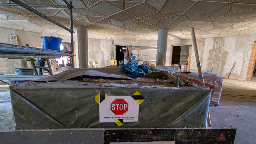 Verpackter Altar auf der Baustelle in der Unterkirche der St. Hedwigs-Kathedrale in Berlin