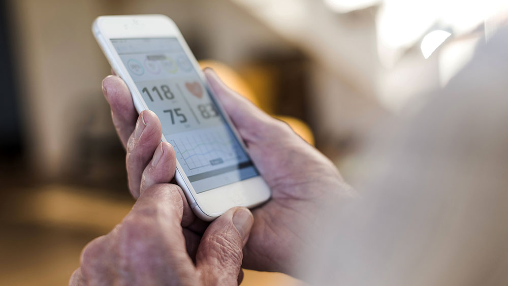 Alten Menschen helfen Apps, die die täglichen Schritte zählen