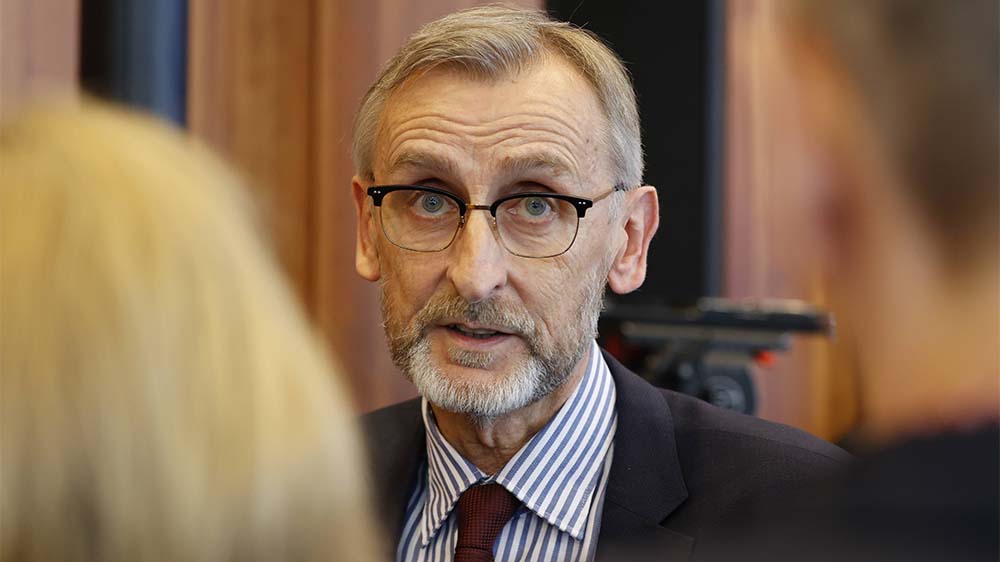 Armin Schuster (CDU), Innenminister in Sachsen, beobachtet die steigenden Asylanträge in Deutschland mit Sorge