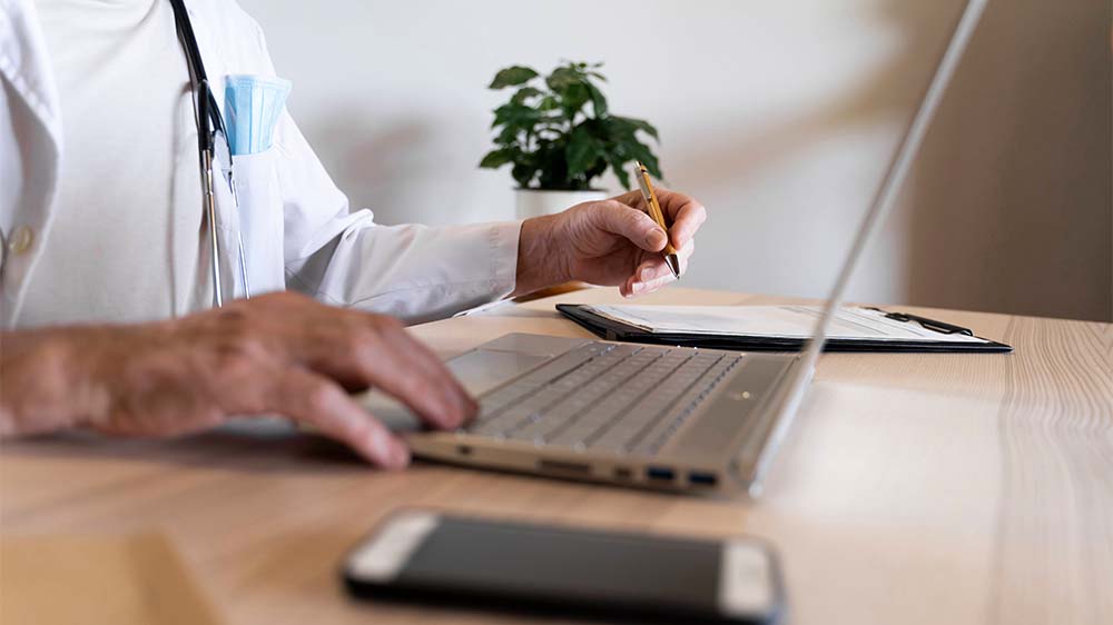 Der beschuldigte Allgemeinmediziner und frühere AfD-Funktionär war bereits wegen judenfeindlicher Volksverhetzung vom Amtsgericht Burgwedel per Strafbefehl zu einer Geldstrafe von 180 Tagessätzen verurteilt worden