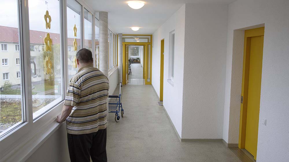 Barrierereduzierte oder altersgerechte Wohnungen kommen etwa ohne Stufen aus, sind mit ebenerdigen Duschen und breiten Türen ausgestattet