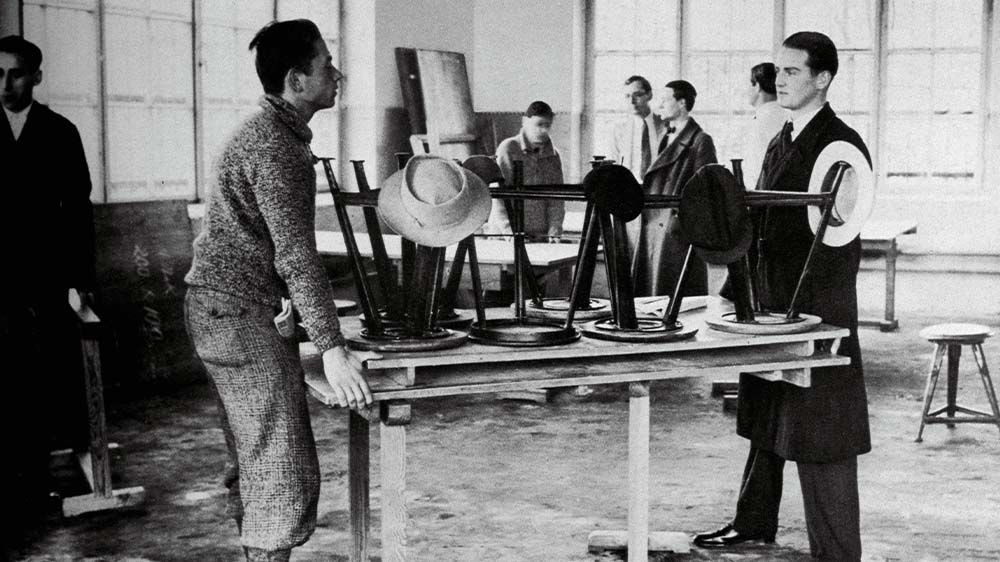 Umzug des Bauhauses von Dessau nach Berlin in das Gebaeude der ehemaligen Telefonfabrik J. Berliner in der Birkbuschstrasse 49 in Berlin-Steglitz 1932