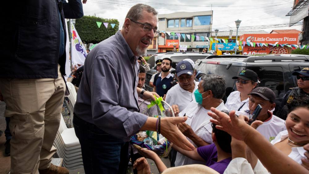 Präsidentschaftskandidat Bernardo Arévalo mit Unterstützern in der Stadt Huehuetenango (Foto vom August 2023)